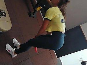 Fit ass looks epic during her entire gym workout Picture 1