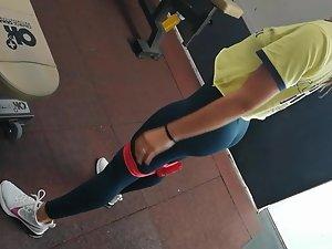 Fit ass looks epic during her entire gym workout Picture 2