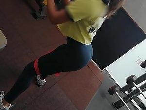 Fit ass looks epic during her entire gym workout Picture 5