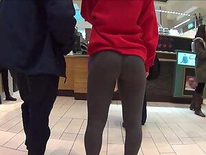 Voyeur checks out a perky ass while waiting for coffee