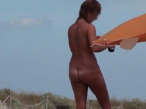 Curvy nudist woman rubs sunscreen all over herself Picture 6
