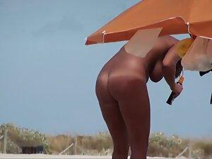 Curvy nudist woman rubs sunscreen all over herself Picture 8