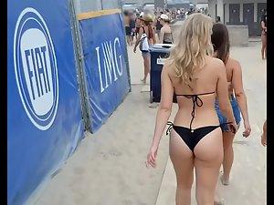 Blonde walks funnily because of her perfect round booty Picture 1