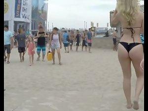 Blonde walks funnily because of her perfect round booty Picture 5