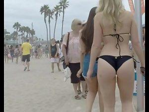 Blonde walks funnily because of her perfect round booty Picture 8