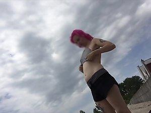Punk girl changes her top in public Picture 5