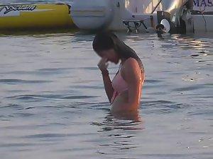Wet teen girl nearly loses her bikini Picture 3