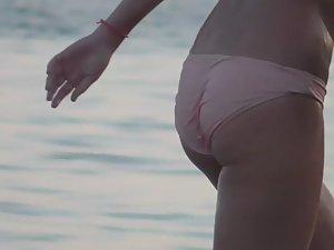 Wet teen girl nearly loses her bikini Picture 8