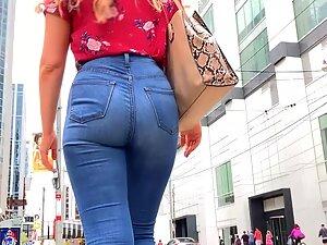 Voyeur follows a hot blonde in blue jeans Picture 7