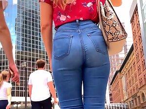 Voyeur follows a hot blonde in blue jeans