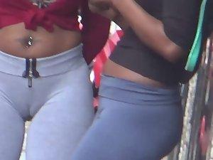 Cameltoe shows ghetto girl's phat pussy Picture 3