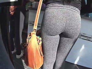 Lovable ass in tight grey leggings Picture 2