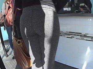 Lovable ass in tight grey leggings Picture 7