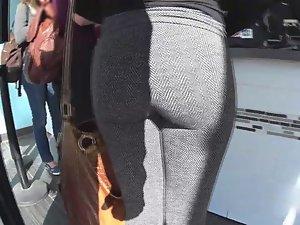 Lovable ass in tight grey leggings Picture 8