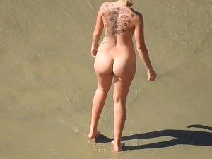 Tattooed nudist woman got pear body shape Picture 8