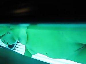 Risky spying of a girl in a tanning machine Picture 1