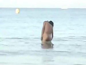 Wild fuck in the water caught by a voyeur Picture 5