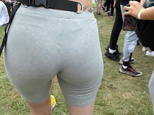 Hot ass and nice gap between thighs in crowd Picture 1