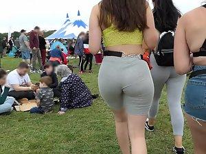 Hot ass and nice gap between thighs in crowd Picture 6