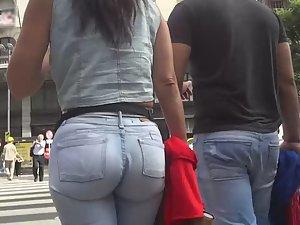Bubble butt fills out tight jeans Picture 3