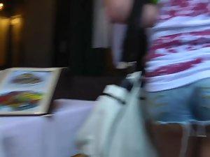 Tourist girl wears slutty shorts on family trip Picture 2