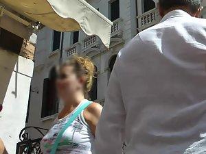 Tourist girl wears slutty shorts on family trip Picture 5