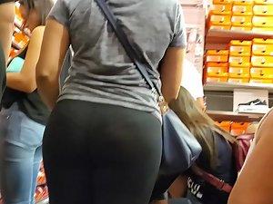 Thong seen inside curvy milf's big butt crack Picture 5