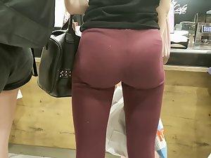 Slim girl with unrealistically big butt Picture 8
