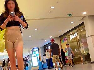 Juicy cameltoe spotted in the shopping mall Picture 2