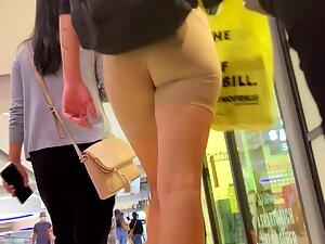 Juicy cameltoe spotted in the shopping mall Picture 4