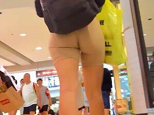 Juicy cameltoe spotted in the shopping mall Picture 6