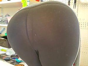Enormous ass overstretches the tights Picture 3