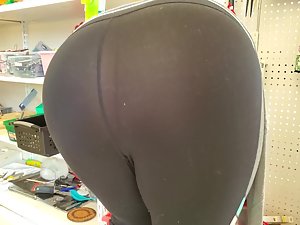 Enormous ass overstretches the tights