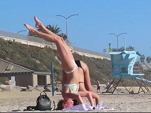 Beach voyeur caught athletic blonde in action on beach Picture 1