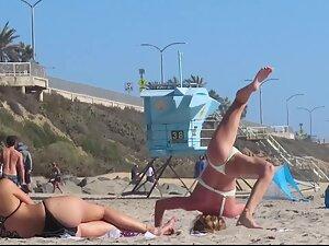 Beach voyeur caught athletic blonde in action on beach Picture 7
