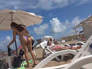 Quick look on her ass in bikini is enough to get horny