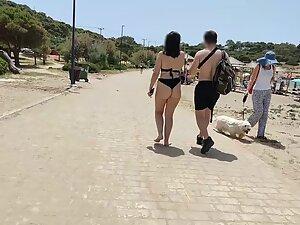 Thick girl in thong bikini walks to the beach Picture 1
