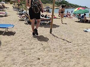 Thick girl in thong bikini walks to the beach Picture 3