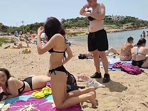 Thick girl in thong bikini walks to the beach Picture 5