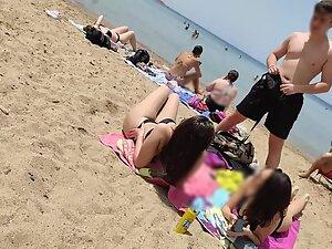 Thick girl in thong bikini walks to the beach Picture 7