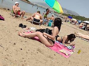 Thick girl in thong bikini walks to the beach Picture 8
