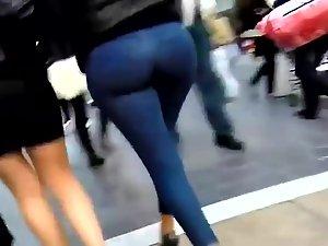 Big round ass of a very slender woman Picture 5