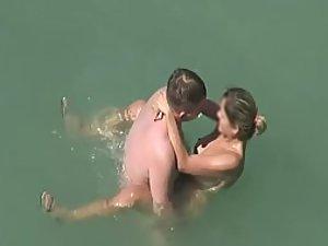Voyeur caught funny sex in the water Picture 1