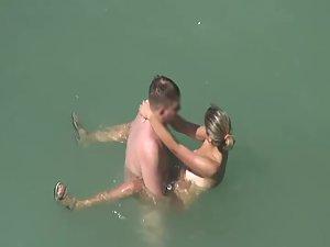 Voyeur caught funny sex in the water Picture 2