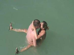 Voyeur caught funny sex in the water Picture 3