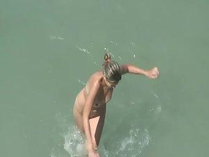 Voyeur caught funny sex in the water Picture 6