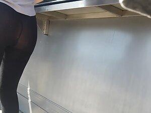 Cheap leggings are fully showing her ass crack Picture 3