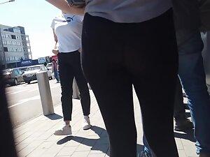 Cheap leggings are fully showing her ass crack Picture 4