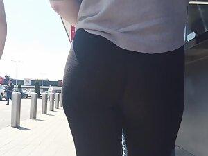 Cheap leggings are fully showing her ass crack Picture 5
