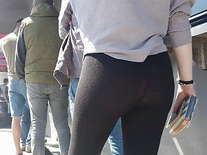 Cheap leggings are fully showing her ass crack Picture 8